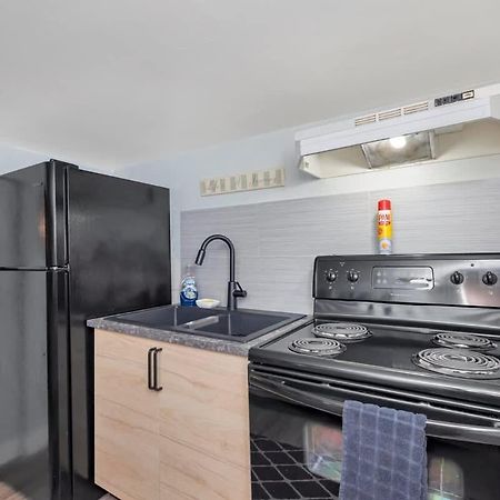 Quaint 1 Bedroom Lower Suite In Victoria, Bc Εξωτερικό φωτογραφία