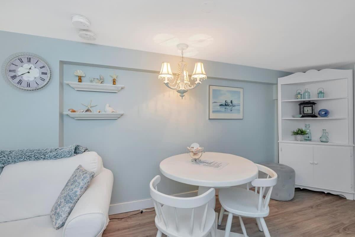 Quaint 1 Bedroom Lower Suite In Victoria, Bc Εξωτερικό φωτογραφία
