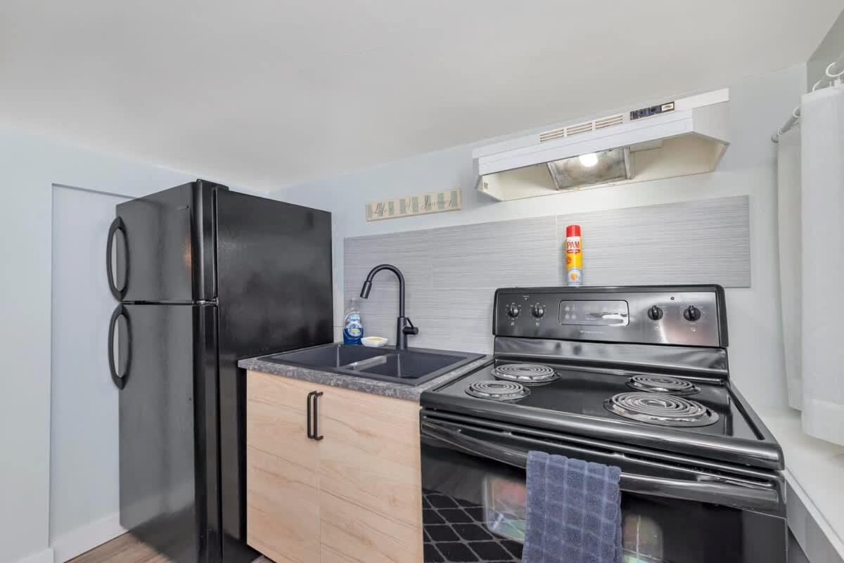 Quaint 1 Bedroom Lower Suite In Victoria, Bc Εξωτερικό φωτογραφία