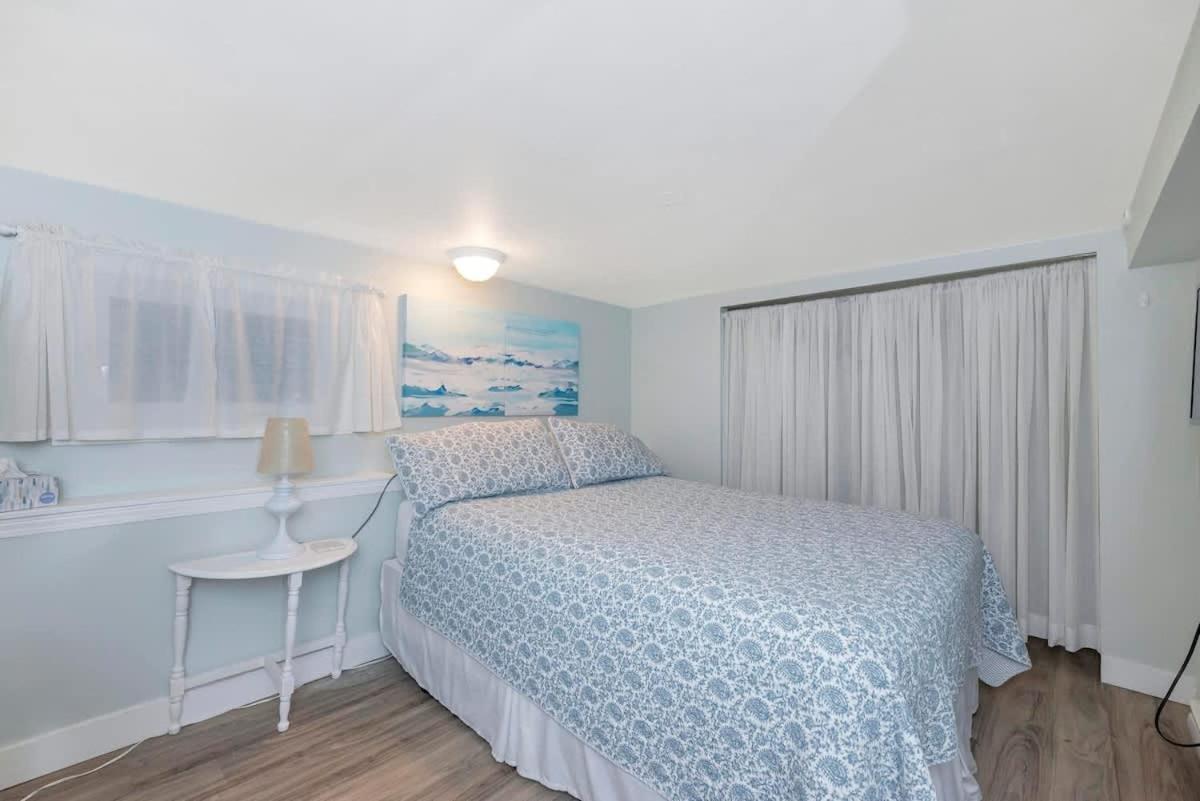 Quaint 1 Bedroom Lower Suite In Victoria, Bc Εξωτερικό φωτογραφία