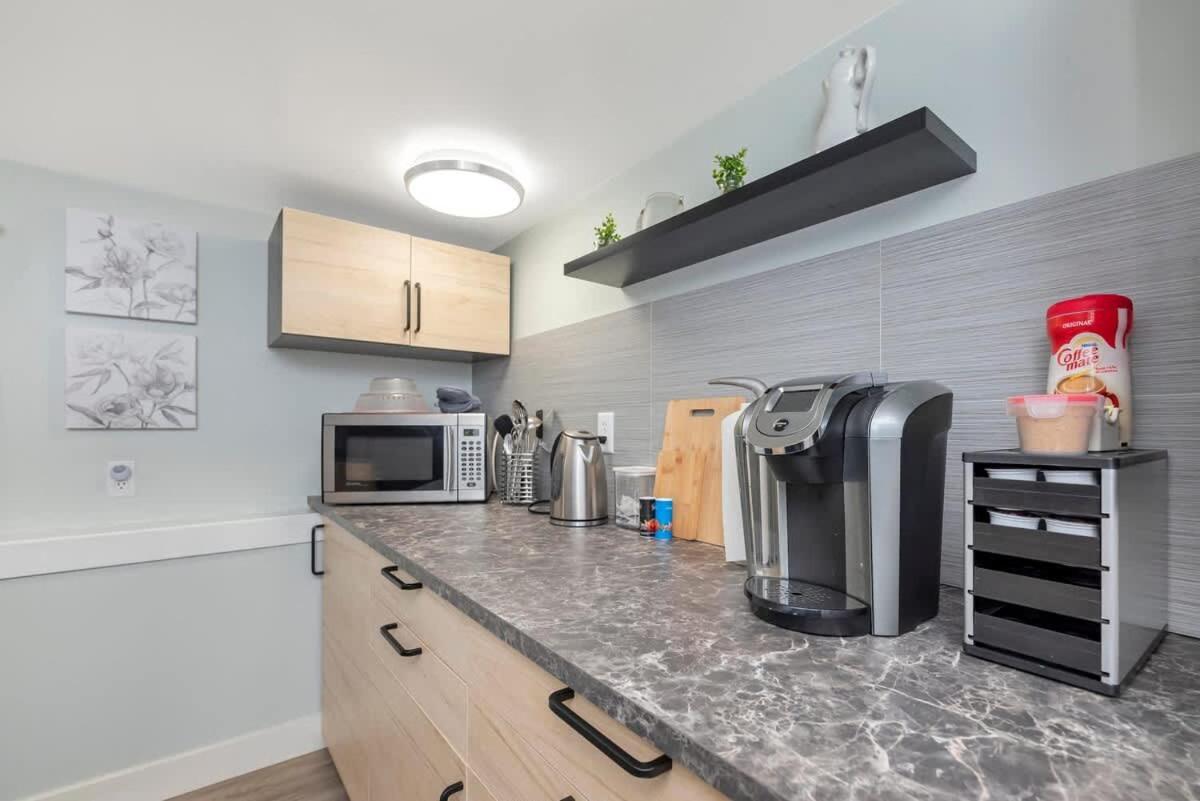 Quaint 1 Bedroom Lower Suite In Victoria, Bc Εξωτερικό φωτογραφία