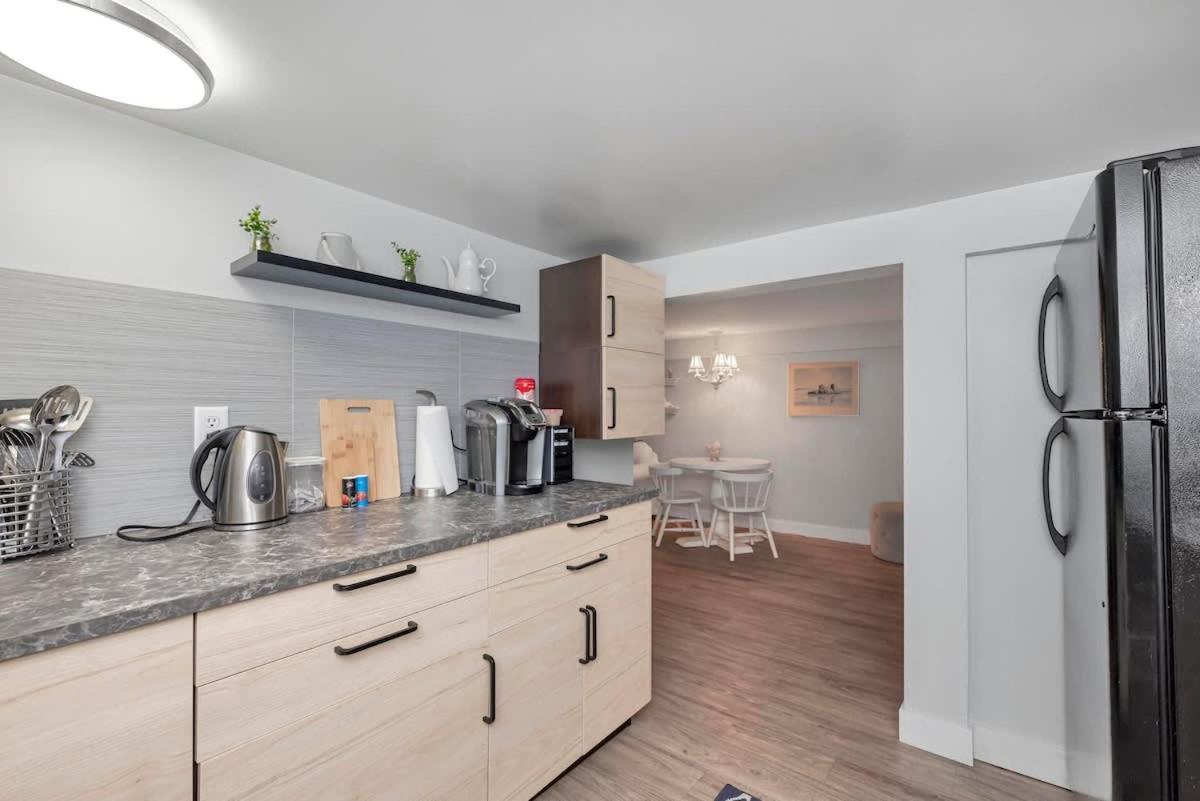 Quaint 1 Bedroom Lower Suite In Victoria, Bc Εξωτερικό φωτογραφία