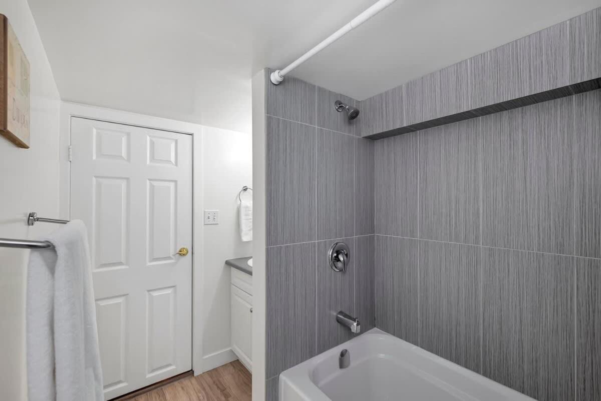 Quaint 1 Bedroom Lower Suite In Victoria, Bc Εξωτερικό φωτογραφία