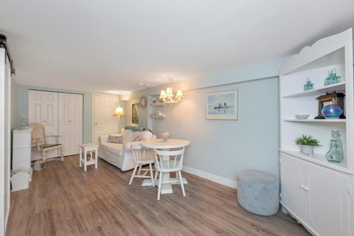 Quaint 1 Bedroom Lower Suite In Victoria, Bc Εξωτερικό φωτογραφία