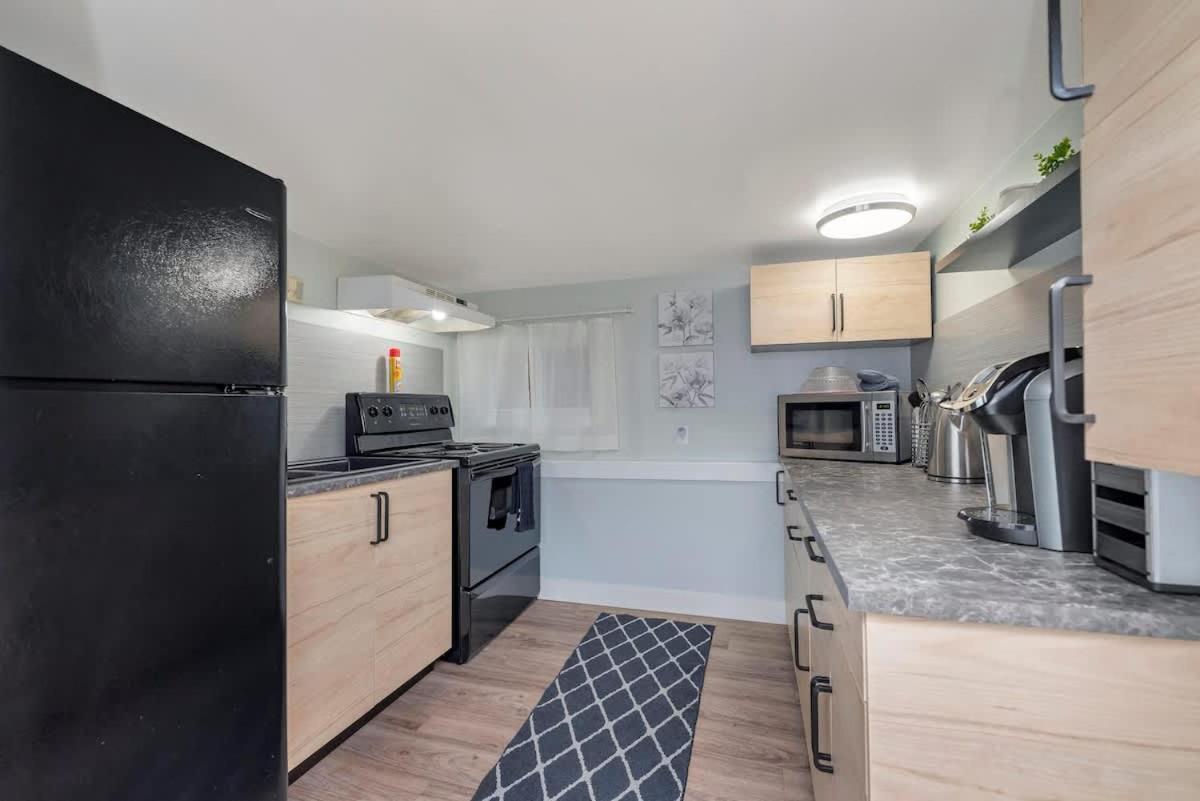 Quaint 1 Bedroom Lower Suite In Victoria, Bc Εξωτερικό φωτογραφία