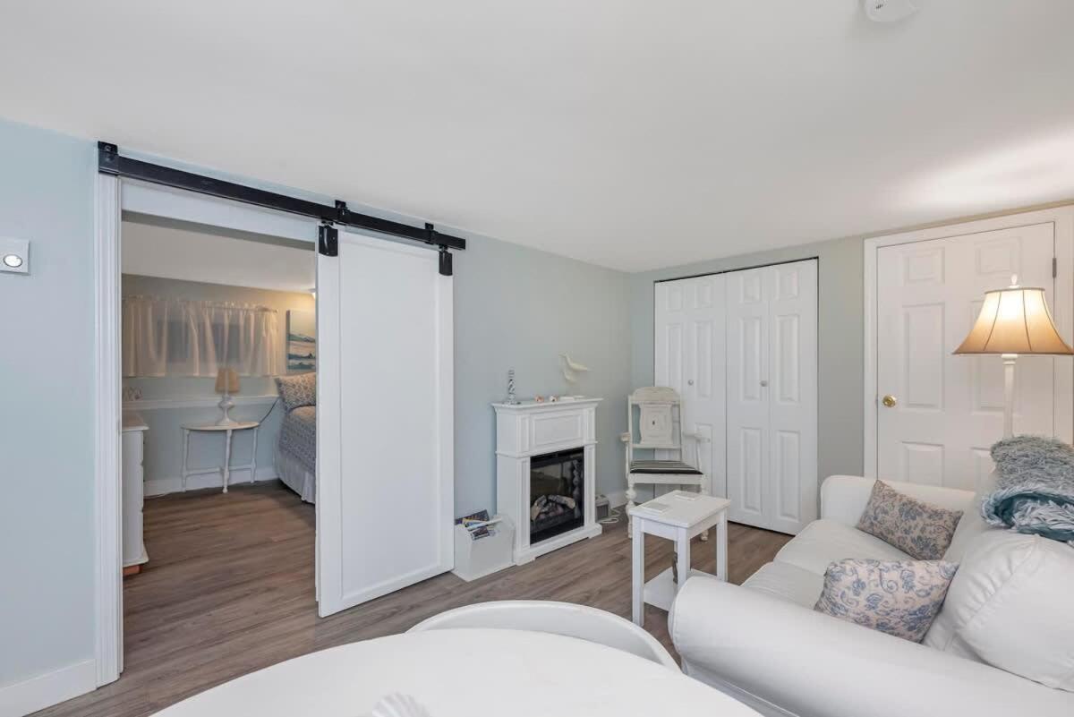 Quaint 1 Bedroom Lower Suite In Victoria, Bc Εξωτερικό φωτογραφία