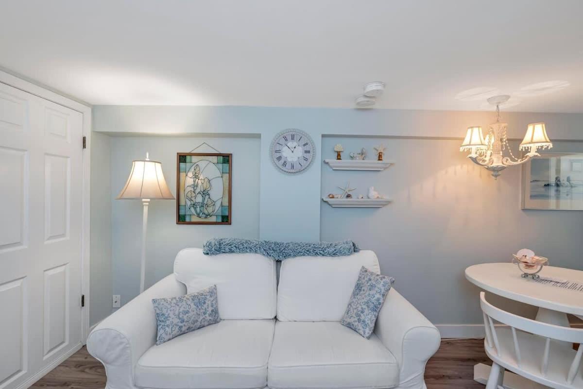 Quaint 1 Bedroom Lower Suite In Victoria, Bc Εξωτερικό φωτογραφία
