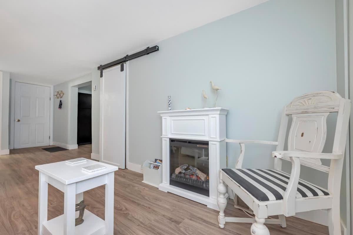 Quaint 1 Bedroom Lower Suite In Victoria, Bc Εξωτερικό φωτογραφία