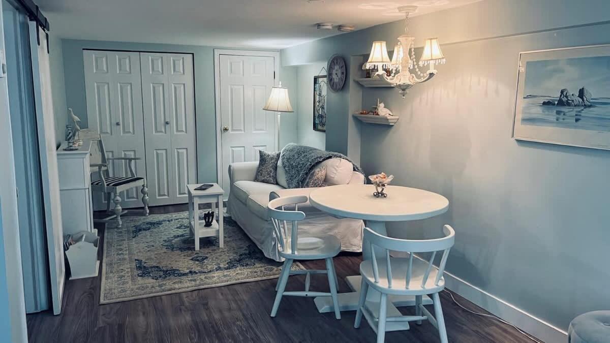 Quaint 1 Bedroom Lower Suite In Victoria, Bc Εξωτερικό φωτογραφία