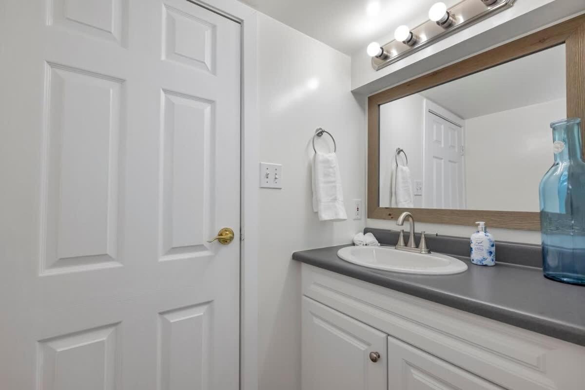 Quaint 1 Bedroom Lower Suite In Victoria, Bc Εξωτερικό φωτογραφία