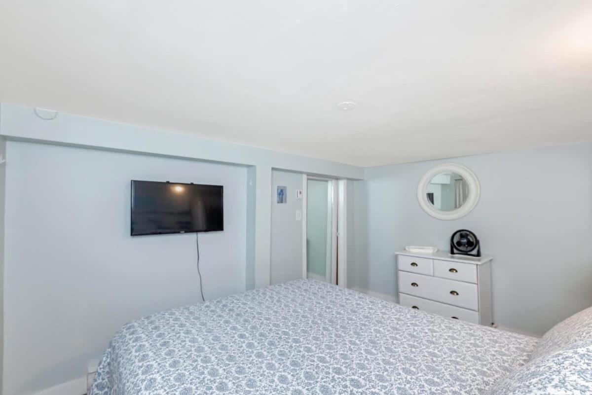 Quaint 1 Bedroom Lower Suite In Victoria, Bc Εξωτερικό φωτογραφία