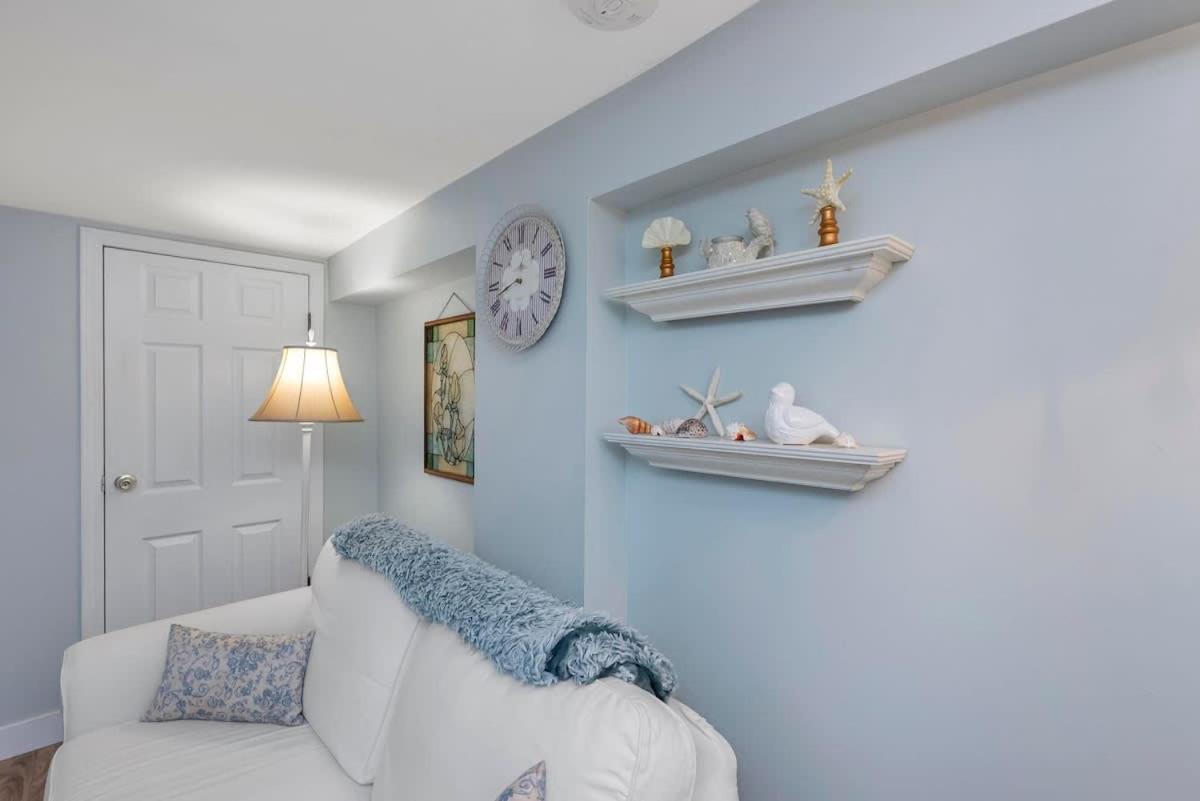 Quaint 1 Bedroom Lower Suite In Victoria, Bc Εξωτερικό φωτογραφία