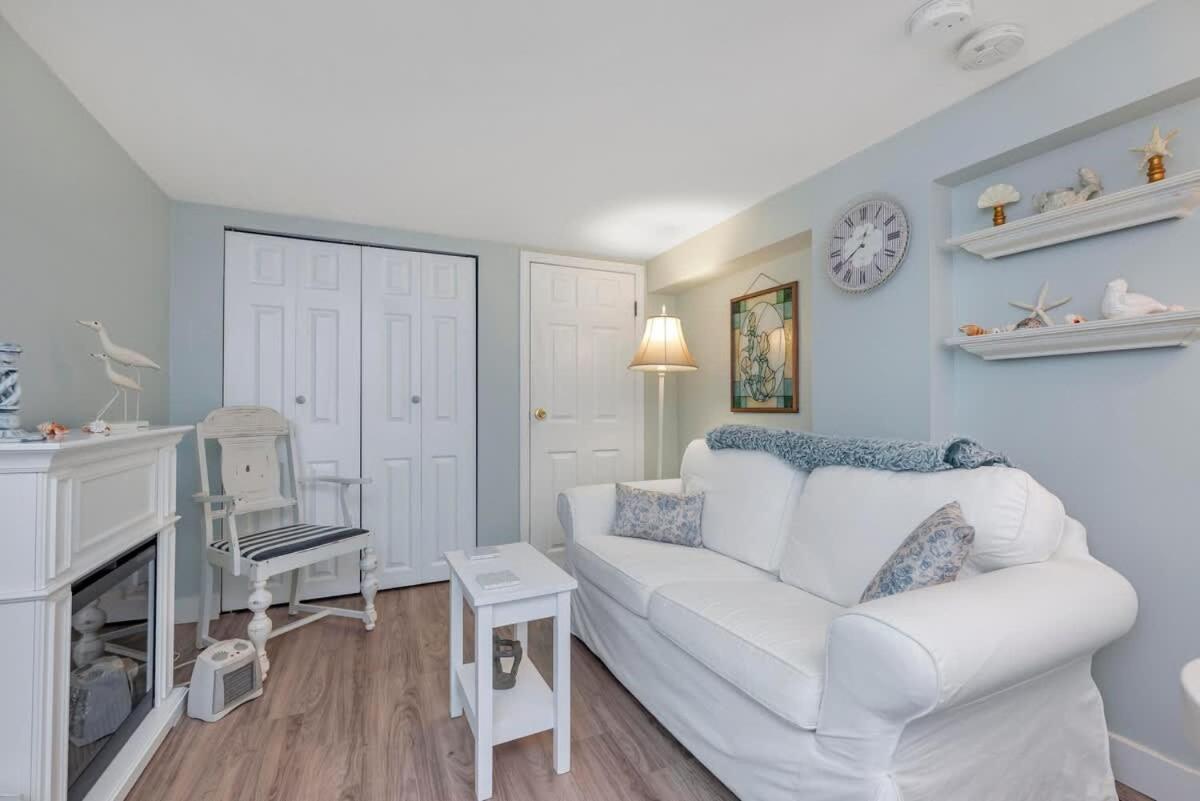 Quaint 1 Bedroom Lower Suite In Victoria, Bc Εξωτερικό φωτογραφία